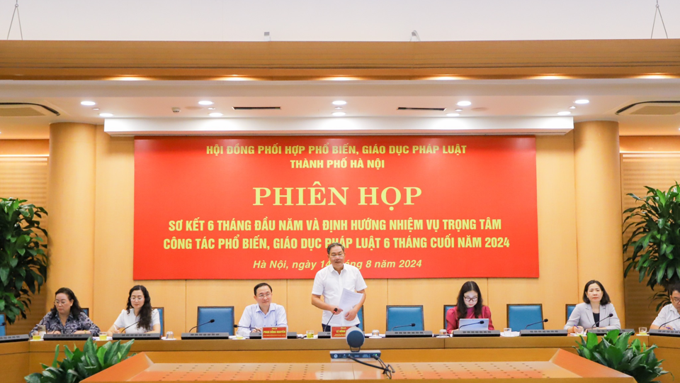 Ph&oacute; Chủ tịch Thường trực UBND TP L&ecirc; Hồng Sơn - Chủ tịch Hội đồng Phối hợp phổ biến gi&aacute;o dục ph&aacute;p luật TP H&agrave; Nội chủ tr&igrave; phi&ecirc;n họp th&aacute;ng 8/2024. Ảnh: C&ocirc;ng H&ugrave;ng