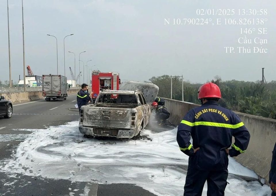 Hiện trường vụ ch&aacute;y xe b&aacute;n tải tr&ecirc;n cao tốc TP Hồ Ch&iacute; Minh - Dầu Gi&acirc;y