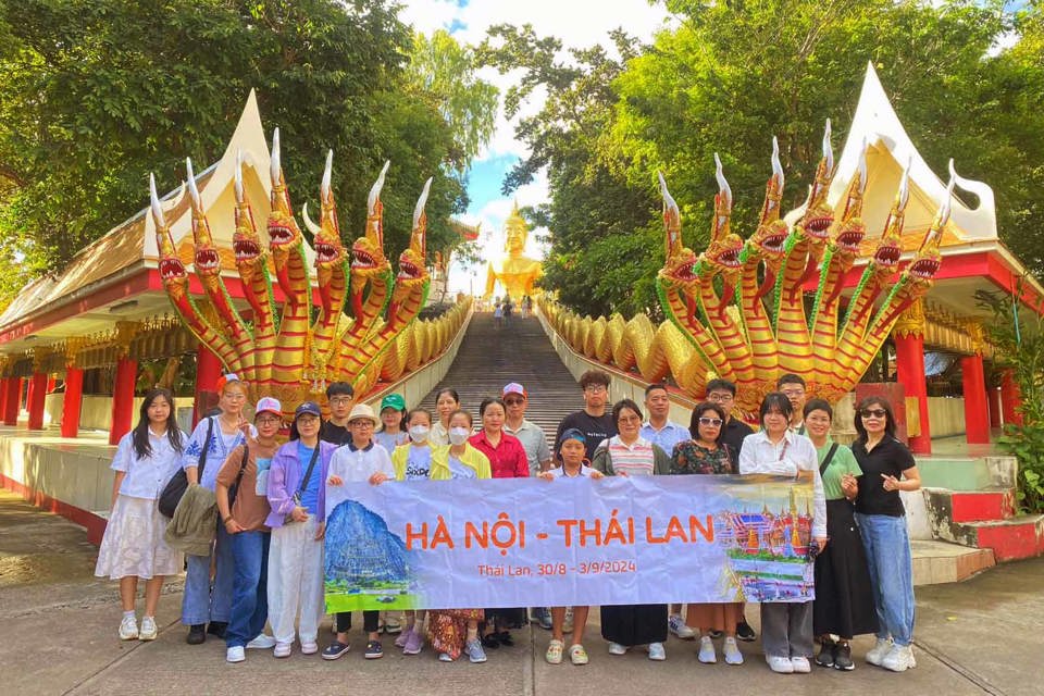 Kh&aacute;ch du lịch Việt Nam tham gia tour du lịch Th&aacute;i Lan. Ảnh: Ho&agrave;i Nam