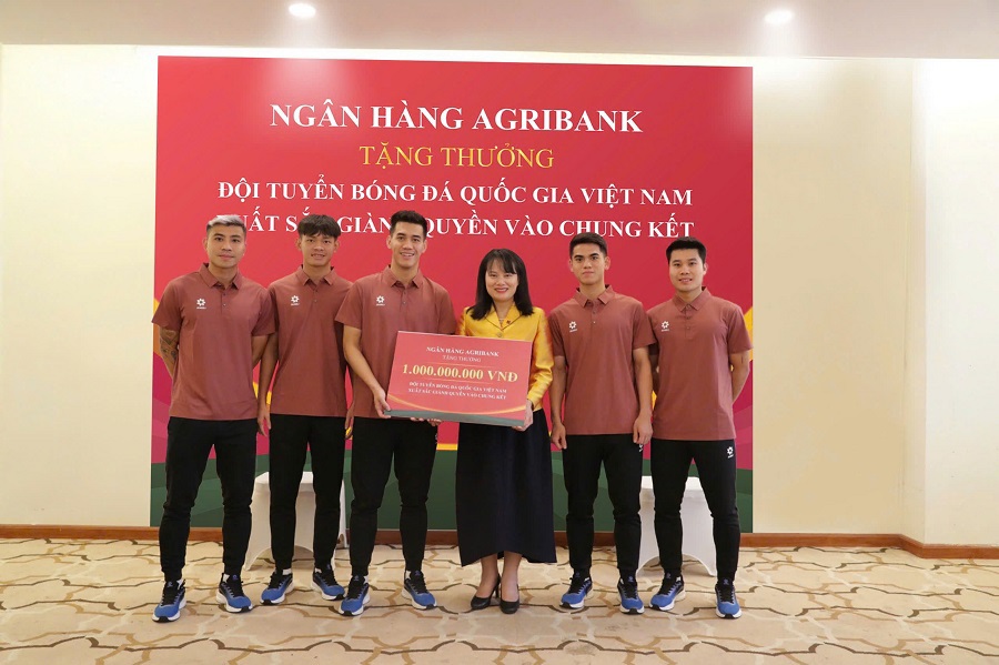 B&agrave; Ph&ugrave;ng Thị B&igrave;nh - Ph&oacute; Tổng Gi&aacute;m đốc Agribank trao thưởng 1 tỷ đồng cho đại diện Đội tuyển B&oacute;ng đ&aacute; Quốc gia Việt Nam