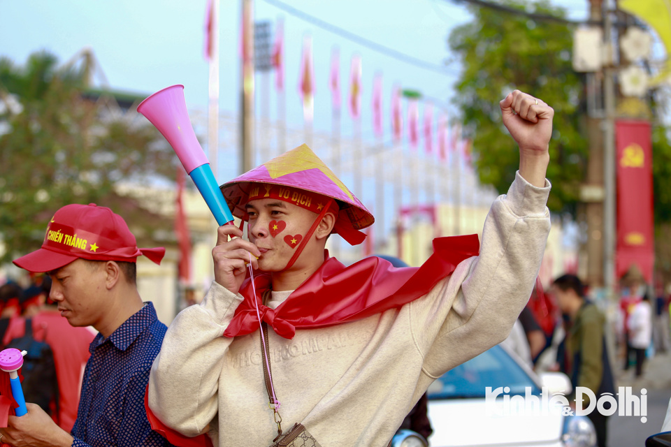 Người h&acirc;m mộ cầm cờ, đeo băng r&ocirc;n, t&ocirc; vẽ quốc kỳ tr&ecirc;n mặt, c&ugrave;ng nhau ca h&aacute;t v&agrave; chụp h&igrave;nh lưu niệm. &nbsp;