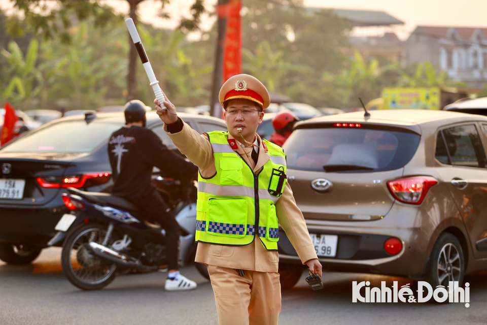 Lượng lượng CSGT điều tiết giao th&ocirc;ng tr&aacute;nh t&igrave;nh trạng &ugrave;n tắc trước cổng s&acirc;n vận động Việt Tr&igrave;.