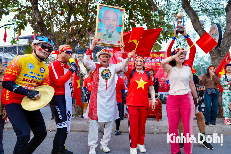 Tại trục đường H&ugrave;ng Vương, trước cổng s&acirc;n Việt Tr&igrave; rực m&agrave;u cờ đỏ sao v&agrave;ng v&agrave; rộn vang tiếng k&egrave;n trống của h&agrave;ng ngh&igrave;n cổ động vi&ecirc;n đến s&acirc;n theo d&otilde;i trận đấu.