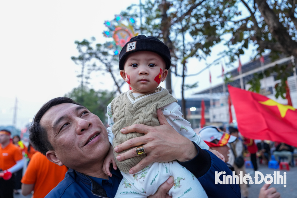 Nhiều em nhỏ được gia đ&igrave;nh cho tới s&acirc;n để cổ vũ cho đội tuyển Việt Nam tại trận chung kết&nbsp;ASEAN Cup 2024.