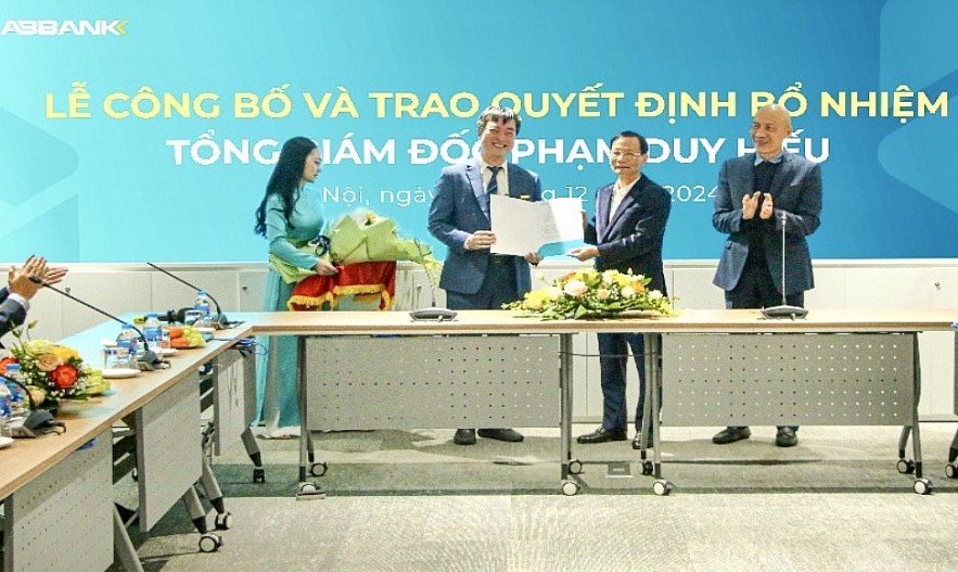 HĐQT ABBANK trao quyết định bổ nhiệm cho &ocirc;ng Phạm Duy Hiếu