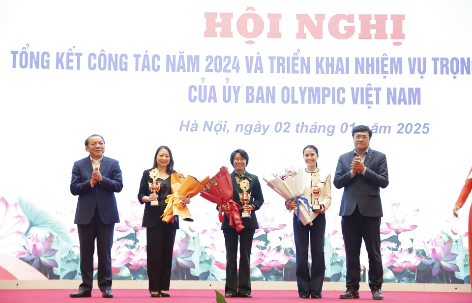 Vinh danh c&aacute;c tổ chức, c&aacute; nh&acirc;n đồng h&agrave;nh v&agrave; c&oacute; nhiều đ&oacute;ng g&oacute;p cho phong tr&agrave;o Olympic Việt Nam năm 2024.&nbsp;Ảnh: Xu&acirc;n Trường