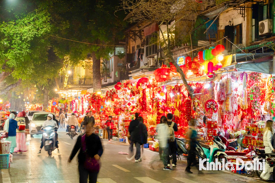 Cứ dịp Tết đến Xu&acirc;n về, phố H&agrave;ng M&atilde; lại rực rỡ sắc m&agrave;u thu h&uacute;t người d&acirc;n v&agrave; du kh&aacute;ch quốc tế đến vui chơi v&agrave; mua sắm.