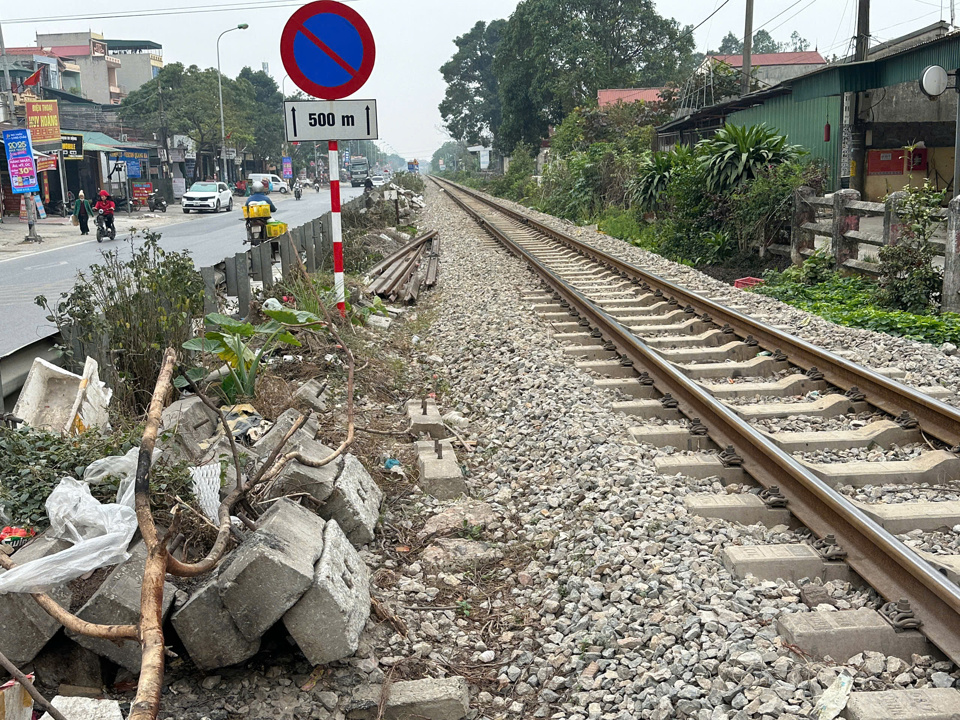 H&agrave;ng loạt vi phạm tại khu vực h&agrave;nh lang đường sắt qua huyện Ph&uacute; Xuy&ecirc;n đ&atilde; ngang nhi&ecirc;n tồn tại nhiều năm qua