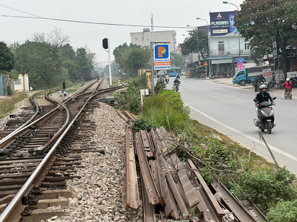 Nh&ecirc;́ch nhác từ những thanh ray đường sắt v&agrave; t&agrave; vẹt để bừa bãi ven h&agrave;nh lang tuy&ecirc;́n đường sắt qua địa b&agrave;n thị trấn Ph&uacute; Xuy&ecirc;n.