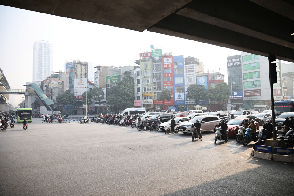 7h30, tại ng&atilde; tư Nguyễn Xiển - Nguyễn Tr&atilde;i (quận Thanh Xu&acirc;n), hầu hết người tham gia giao th&ocirc;ng đ&atilde; chấp h&agrave;nh nghi&ecirc;m quy định an to&agrave;n giao th&ocirc;ng.