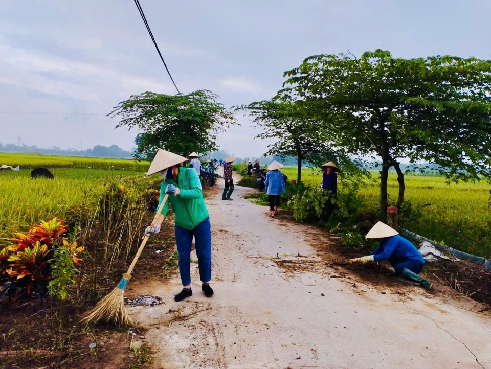 Người d&acirc;n tr&ecirc;n địa b&agrave;n x&atilde; Đại Đồng t&iacute;ch cực trong Cuộc thi s&aacute;ng - xanh - sạch - đẹp - an to&agrave;n. Ảnh: N.M.