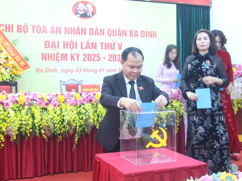 C&aacute;c đảng vi&ecirc;n tham dự Đại hội bỏ phiếu bầu B&iacute; thư Chi bộ nhiệm kỳ 2025-2030.