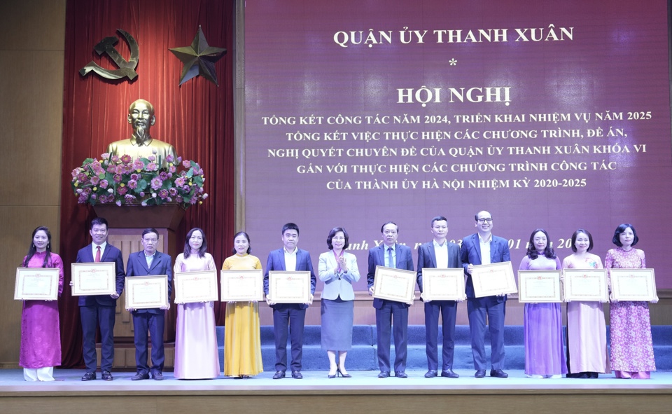 B&iacute; thư Quận ủy Thanh Xu&acirc;n B&ugrave;i Huyền Mai&nbsp;trao khen thưởng cho c&aacute;c tập thể c&oacute; th&agrave;nh t&iacute;ch xuất sắc trong việc thực hiện c&aacute;c chương tr&igrave;nh, đề &aacute;n, nghị quyết chuy&ecirc;n đề của Quận ủy kh&oacute;a VI nhiệm kỳ 2020-2025