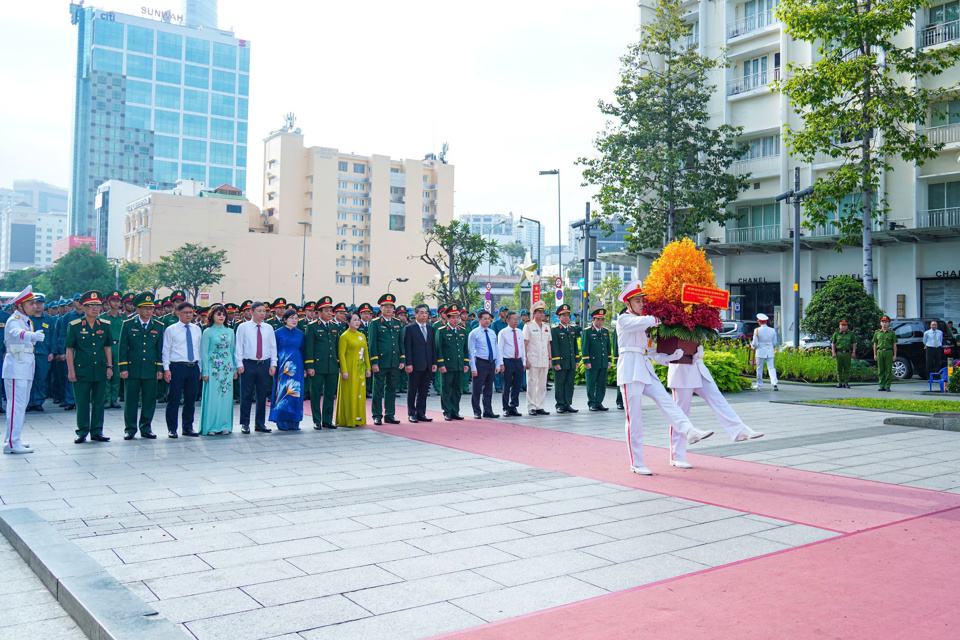 Đo&agrave;n đại &nbsp;biểu k&iacute;nh d&acirc;ng l&ecirc;n B&aacute;c lẵng hoa tươi thắm.