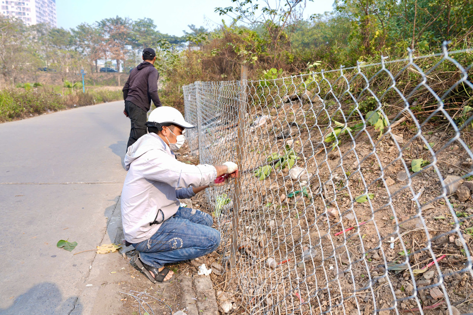 Sau khi ho&agrave;n th&agrave;nh dọn dẹp, lực lượng chức năng phường Ph&uacute; Thượng đ&atilde; tiến h&agrave;nh r&agrave;o chắn, ngăn chặn t&igrave;nh trạng tập kết r&aacute;c thải sai quy định.