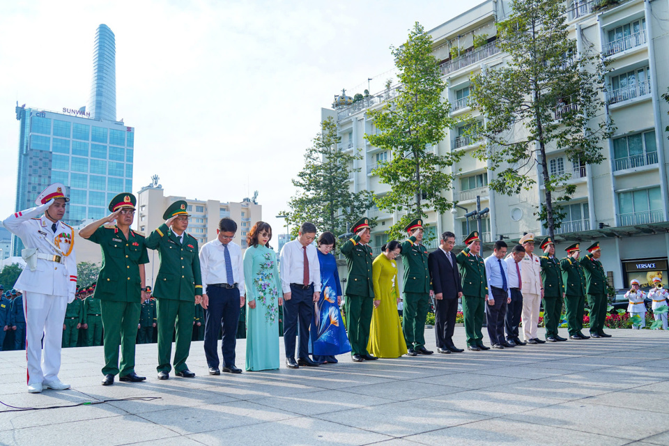 Ph&uacute;t mặc niệm b&agrave;y tỏ l&ograve;ng biết ơn v&ocirc; hạn, l&ograve;ng th&agrave;nh k&iacute;nh tưởng nhớ c&ocirc;ng lao to lớn của B&aacute;c đối với sự nghiệp đấu tranh giải ph&oacute;ng d&acirc;n tộc, thống nhất đất nước.