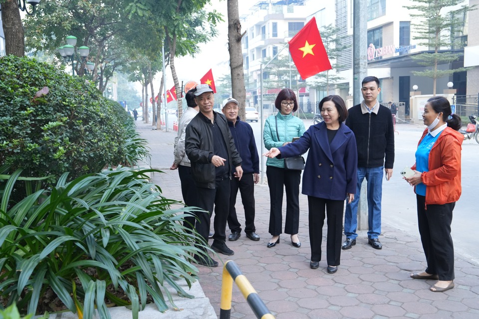 B&iacute; thư Quận uỷ T&acirc;y Hồ&nbsp;L&ecirc; Thị Thu Hằng kiểm tra c&ocirc;ng t&aacute;c đảm bảo vệ sinh m&ocirc;i trường tại một số chung cư tr&ecirc;n địa b&agrave;n phường Xu&acirc;n La.