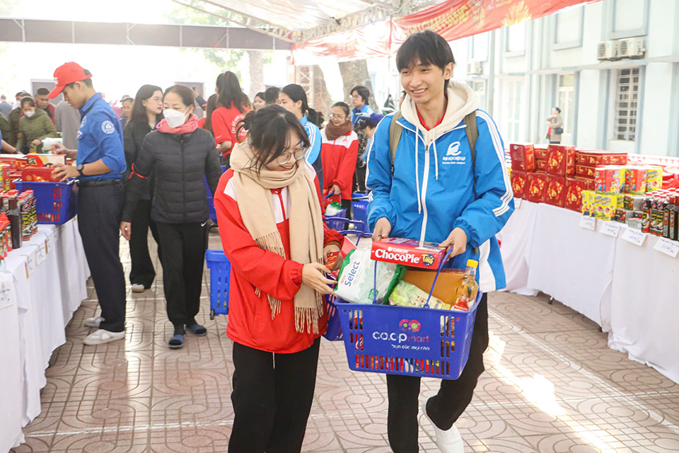 Sinh vi&ecirc;n Trường Đại học Thương mại c&oacute; ho&agrave;n cảnh kh&oacute; khăn phấn khởi khi được tham dự&nbsp; &ldquo;Chợ Tết Nh&acirc;n &aacute;i - Chợ Tết 0 đồng&rdquo;.