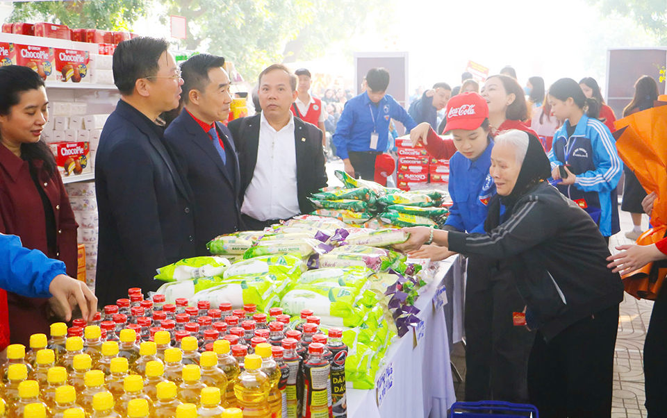 &ldquo;Chợ Tết nh&acirc;n &aacute;i - Chợ Tết 0 đồng&rdquo; 2025 với sự tham dự của 2.000 lượt người c&oacute; ho&agrave;n cảnh kh&oacute; khăn.