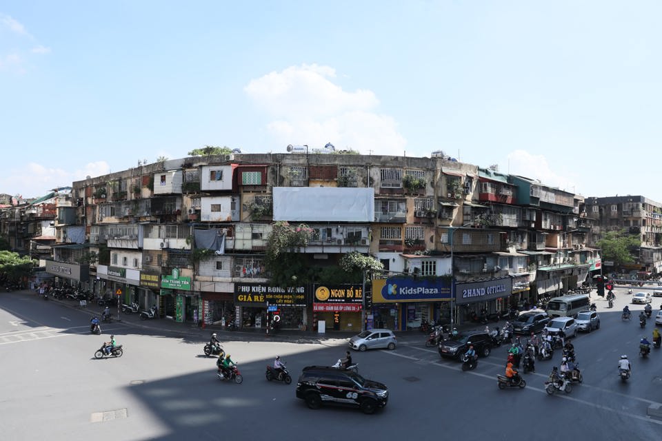 Chung cư cũ trên phố Tôn Thất Tùng, quận Đống Đa. Ảnh: Phạm Hùng