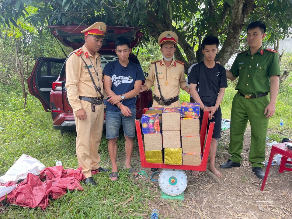 Công an Đắk Nông bắt giữ các đối tượng vận chuyển, tàng trữ pháo nổ và tàng trữ trái phép chất ma túy.