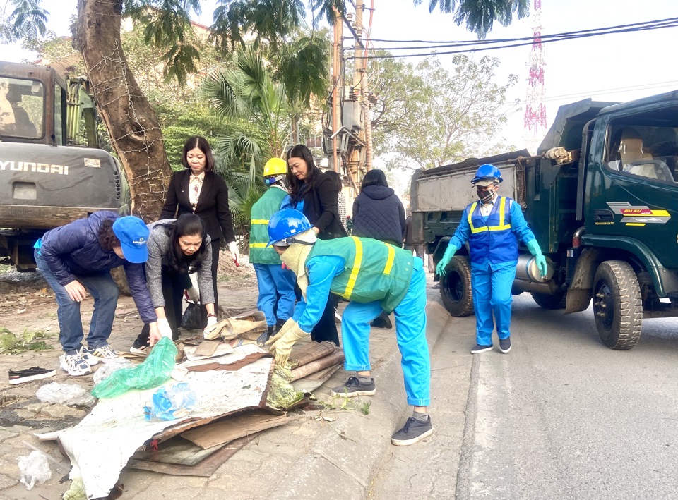 C&aacute;c đại biểu tham gia thu gom r&aacute;c, l&agrave;m sạch m&ocirc;i trường.