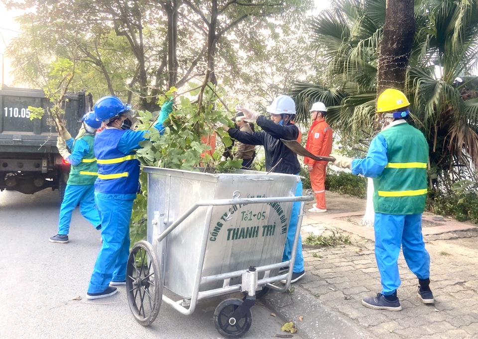 C&aacute;c đại biểu tham gia thu gom r&aacute;c, l&agrave;m sạch m&ocirc;i trường. &nbsp;