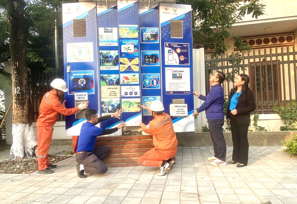 Kh&ocirc;ng chỉ l&agrave;m sạch m&ocirc;i trường, c&aacute;c bốt điện tr&ecirc;n địa b&agrave;n huyện Thanh Tr&igrave; cũng được trang tr&iacute; như những bức tranh đẹp.