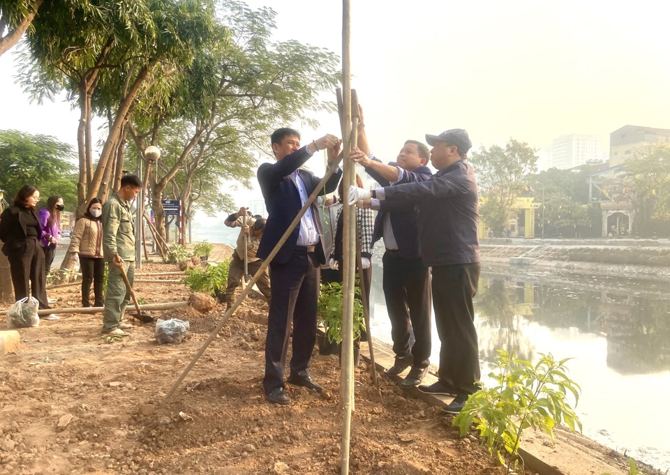 Ph&ograve;ng Gi&aacute;o dục v&agrave; Đ&agrave;o tạo huyện Thanh Tr&igrave; trồng h&agrave;ng trăm c&acirc;y hoa, c&acirc;y trang tr&iacute; tại khu vực đ&igrave;nh thờ Ti&ecirc;n triết Chu Văn An.