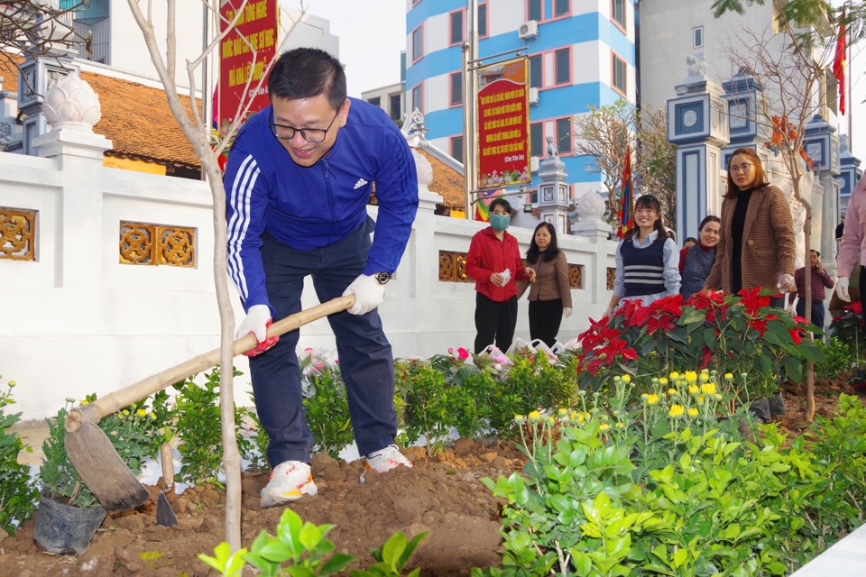 Ph&oacute; Chủ tịch UBND huyện Thanh Tr&igrave; Nguyễn Văn Hưng trồng c&acirc;y tại khu vực đ&igrave;nh thờ Ti&ecirc;n triết Chu Văn An.