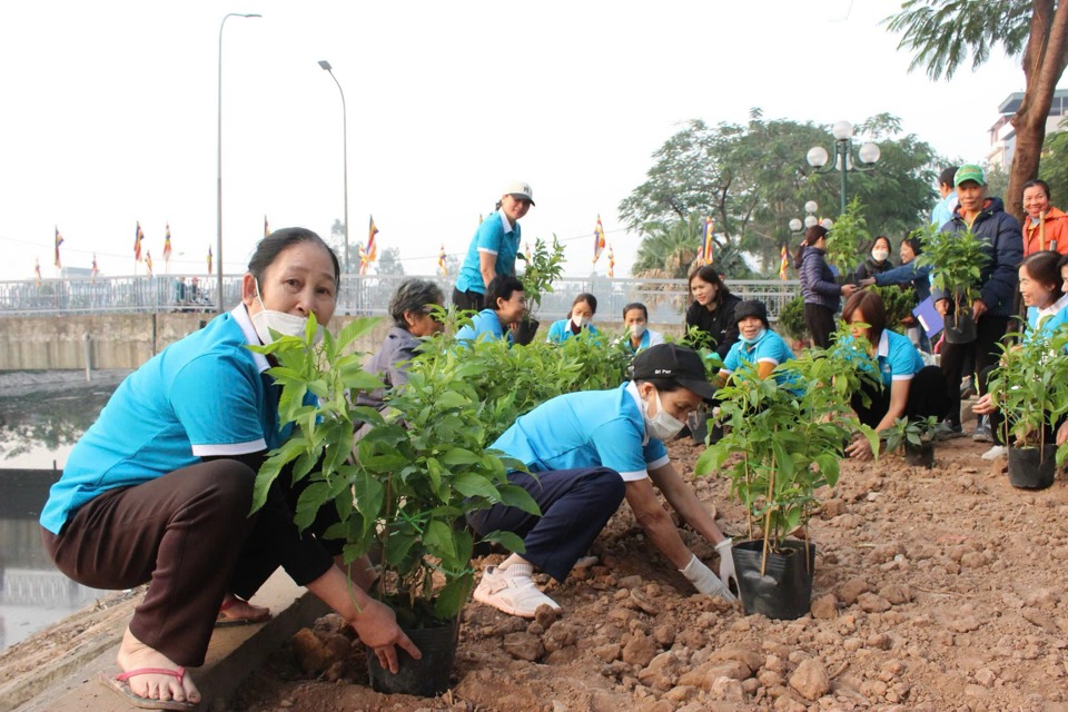 Hội LHPN huyện Thanh Tr&igrave; ra qu&acirc;n vệ sinh m&ocirc;i trường v&agrave; trồng c&acirc;y xanh dọc tuyến đường Kim Giang, huyện Thanh Tr&igrave;. &nbsp;