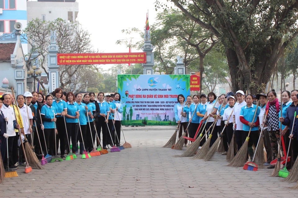 Hội LHPN huyện Thanh Tr&igrave; tại lễ ra qu&acirc;n vệ sinh m&ocirc;i trường ng&agrave;y 4/1/2025.