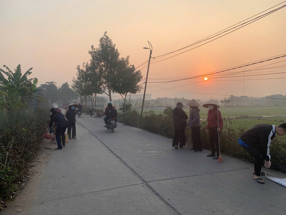 Hội Phụ nữ x&atilde; T&acirc;n Triều, huyện Thanh Tr&igrave; thu gom r&aacute;c, vệ sinh m&ocirc;i trường từ tờ mờ s&aacute;ng.&nbsp;