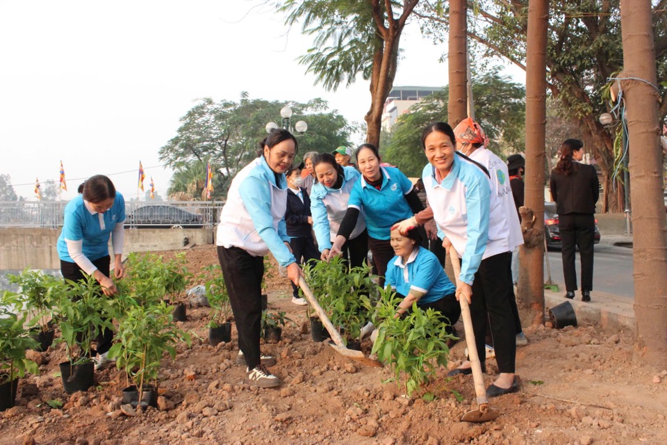 Hội LHPN huyện Thanh Tr&igrave; ra qu&acirc;n vệ sinh m&ocirc;i trường v&agrave; trồng c&acirc;y xanh dọc tuyến đường Kim Giang, huyện Thanh Tr&igrave;.