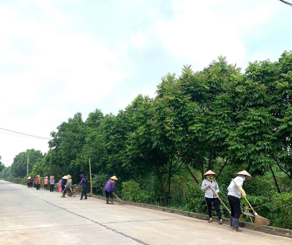 Hội Phụ nữ x&atilde; Duy&ecirc;n H&agrave;, huyện Thanh Tr&igrave; thu gom r&aacute;c, vệ sinh m&ocirc;i trường tr&ecirc;n địa b&agrave;n.