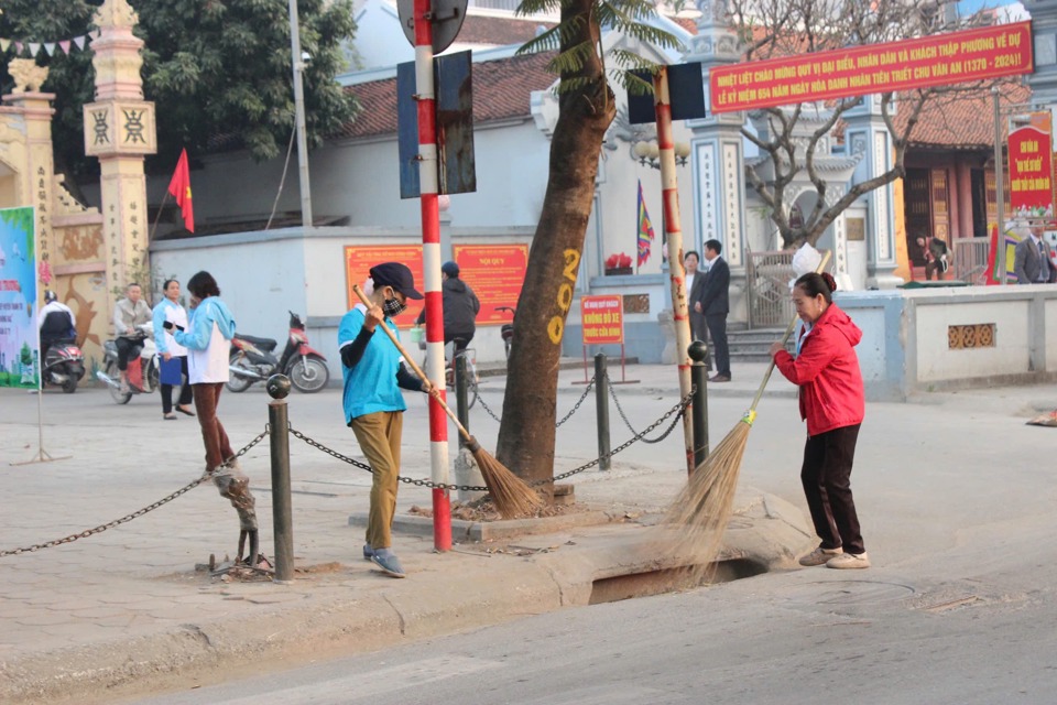 Hội Phụ nữ x&atilde; Thanh Liệt thu gom r&aacute;c, vệ sinh m&ocirc;i trường tr&ecirc;n địa b&agrave;n.