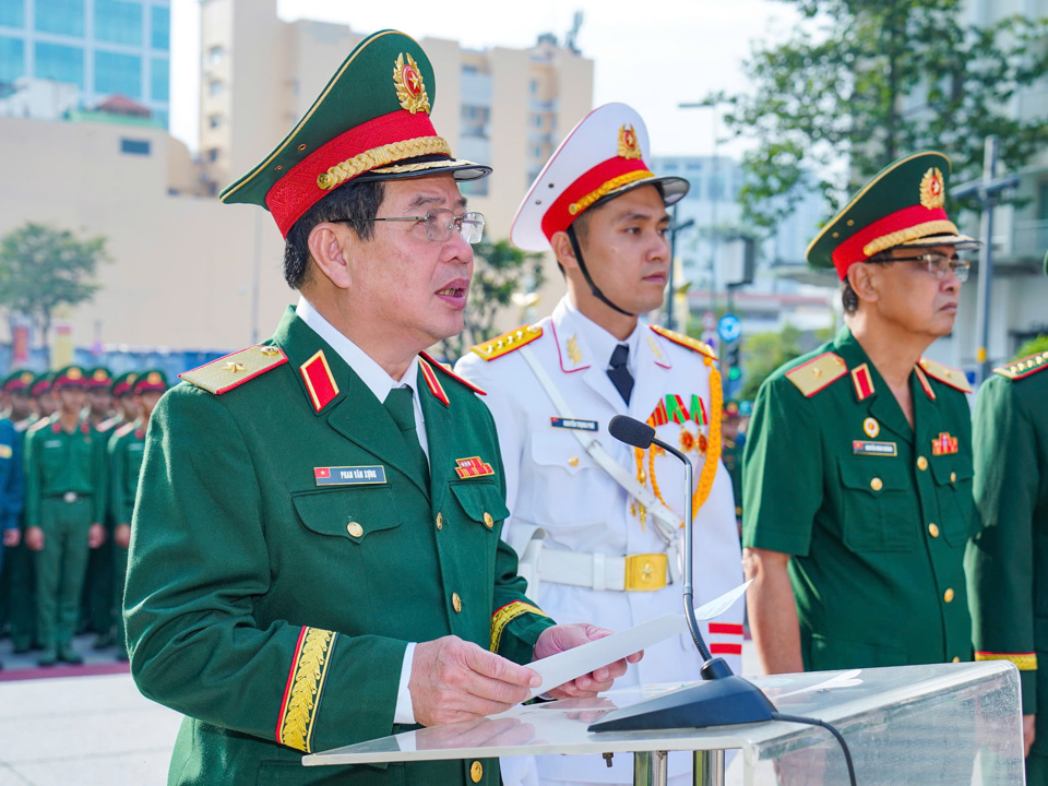 Thiếu tướng Phan Văn Xựng-Ch&iacute;nh ủy Bộ Tư lệnh TP Hồ Ch&iacute; Minh b&aacute;o c&ocirc;ng l&ecirc;n Chủ tịch Hồ Ch&iacute; Minh những th&agrave;nh t&iacute;ch đặc biệt xuất sắc m&agrave; LLVT TP đ&atilde; nỗ lực, phấn đấu đạt được thời gian qua.