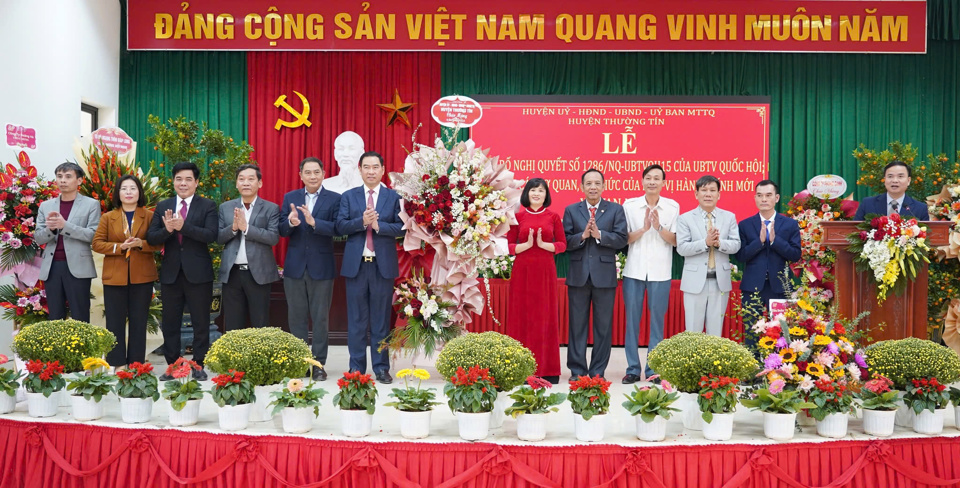 L&atilde;nh đạo huyện Thường T&iacute;n trao quyết định v&agrave; tặng hoa ch&uacute;c mừng l&atilde;nh đạo x&atilde;&nbsp; Vạn Nhất