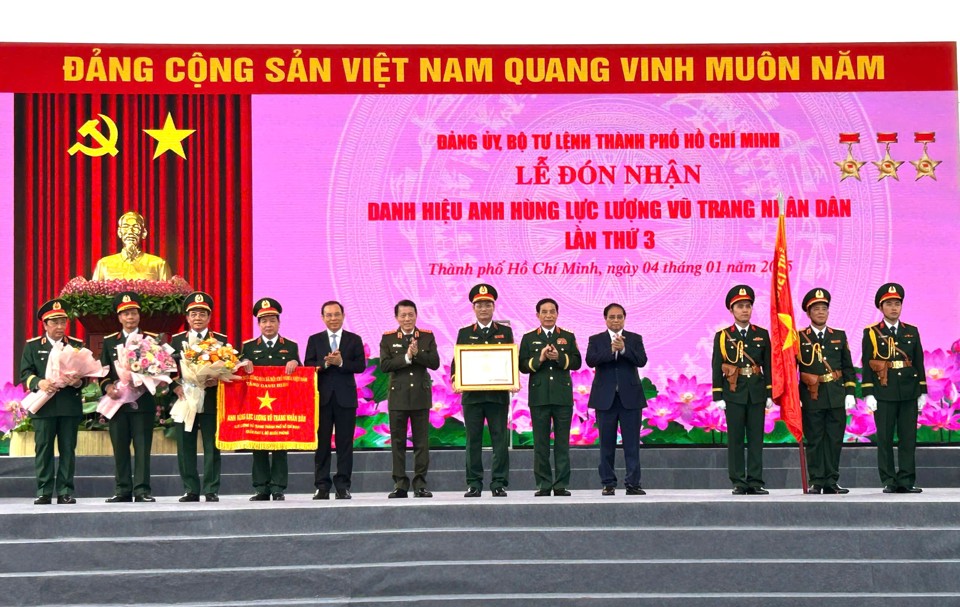 Bộ Tư lệnh TP Hồ Chí Minh vinh dự đón nhận danh hiệu Anh hùng LLVTND - Ảnh 1