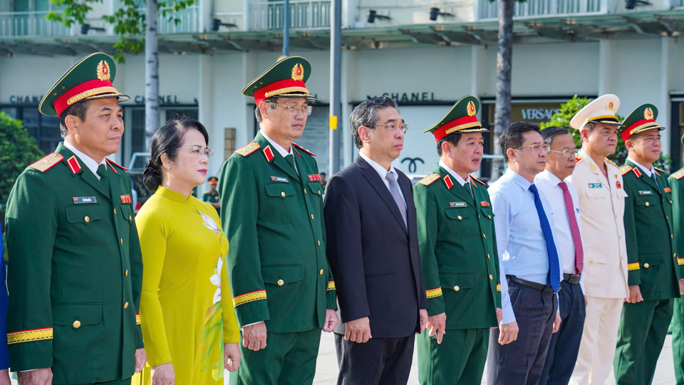 L&atilde;nh đạo TP Hồ Ch&iacute; Minh tại Lễ b&aacute;o c&ocirc;ng.