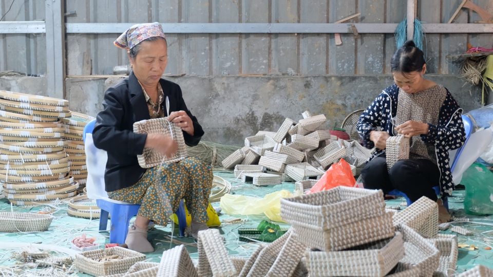 Hai x&atilde; T&acirc;n Tiến v&agrave; Hữu Văn hiện kh&ocirc;ng c&ograve;n hộ ngh&egrave;o.