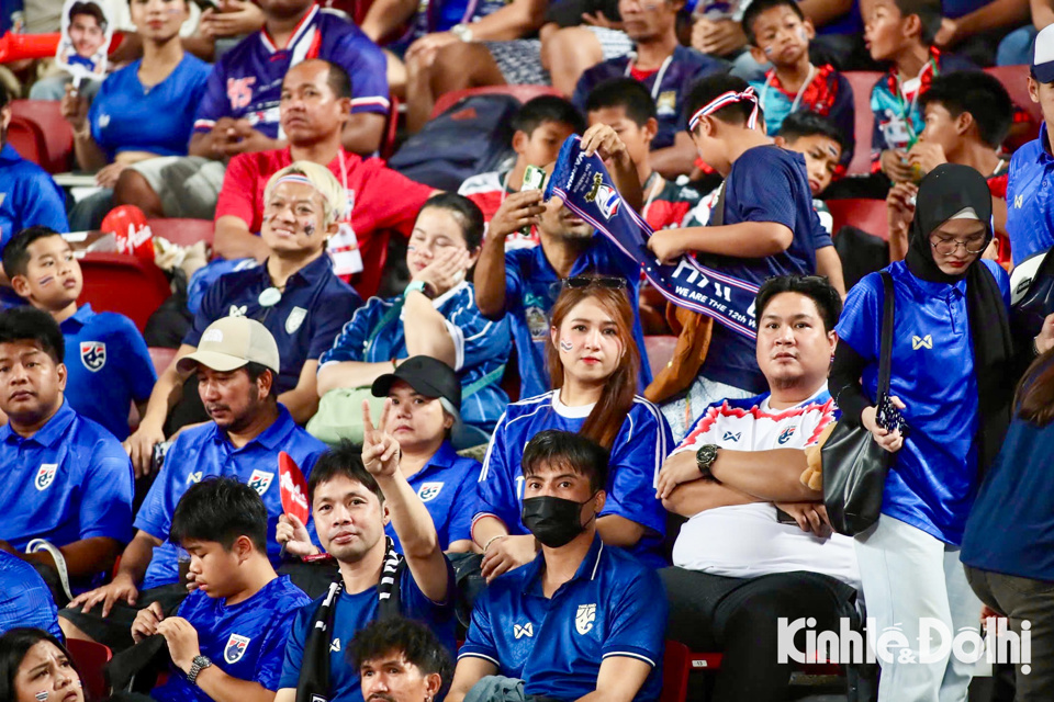 Những b&oacute;ng hồng tr&ecirc;n kh&aacute;n đ&agrave;i của tuyển Th&aacute;i Lan c&oacute; mặt tr&ecirc;n s&acirc;n Rajamangala (Bangkok).