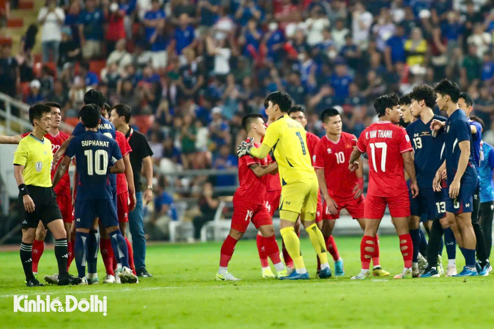 Th&aacute;i Lan thiếu fair-play trong t&igrave;nh huống ghi b&agrave;n thắng g&acirc;y bức x&uacute;c cho tuyển Việt Nam. Ảnh: Ngọc T&uacute;