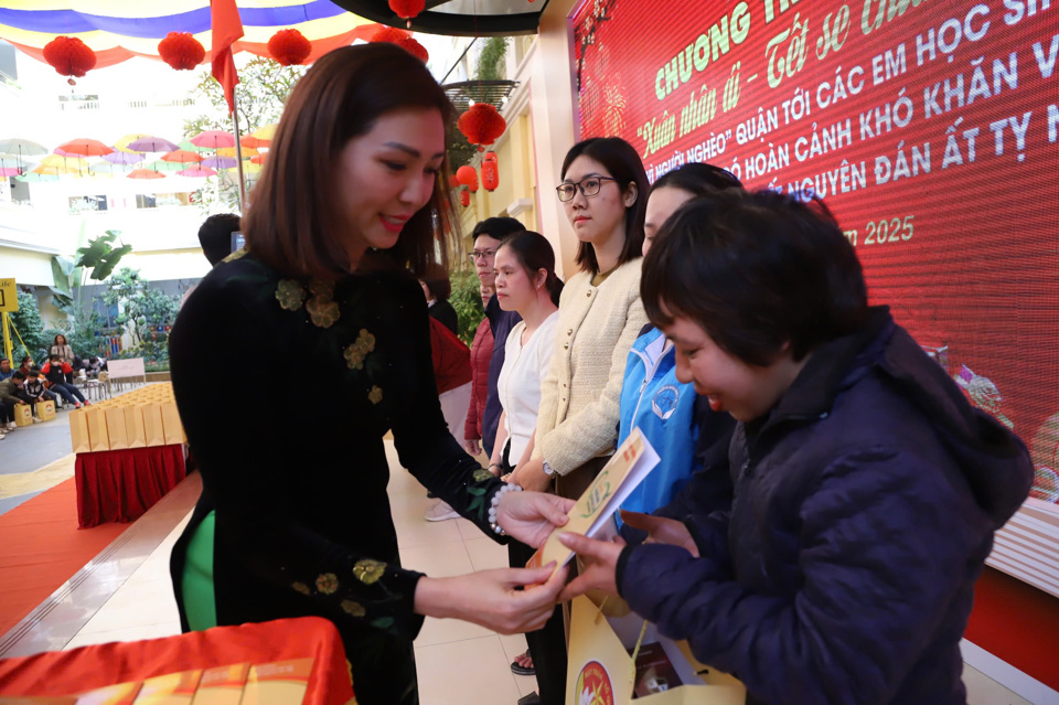 Chủ tịch Uỷ ban MTTQ Việt Nam quận Ho&agrave;n Kiếm Trương Thị Thanh Nh&agrave;n trao qu&agrave; cho&nbsp;gi&aacute;o vi&ecirc;n, nh&acirc;n vi&ecirc;n ng&agrave;nh gi&aacute;o dục c&oacute; ho&agrave;n cảnh kh&oacute; khăn