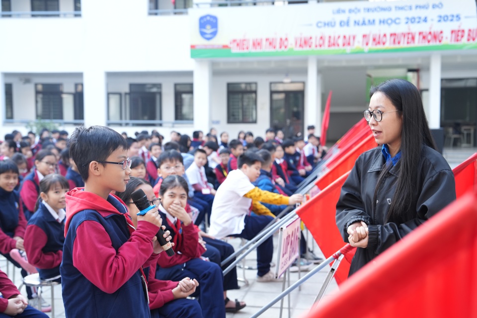 Học sinh Trường THCS Ph&uacute; Đ&ocirc;, quận Nam Từ Li&ecirc;m, tham gia trả lời c&aacute;c c&acirc;u hỏi về ph&acirc;n loại r&aacute;c thải tại nguồn.