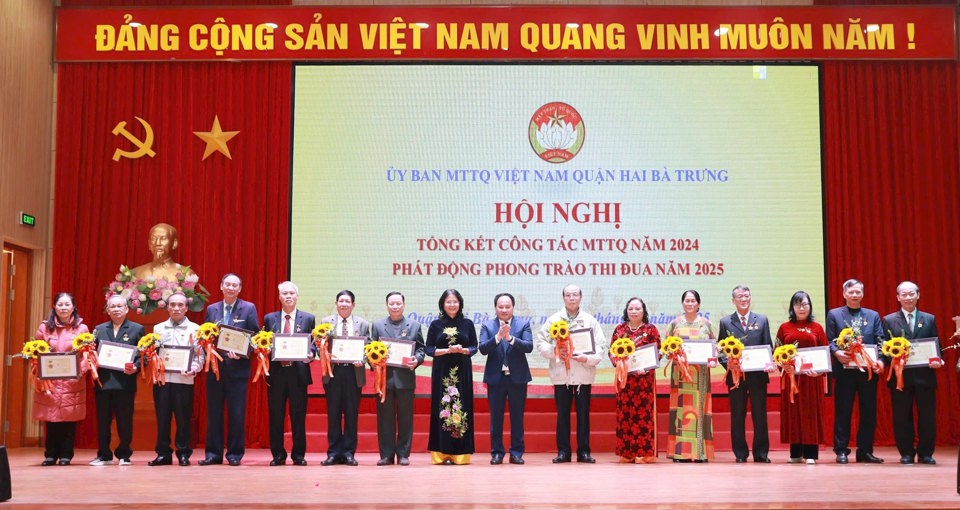 Ph&oacute; Chủ tịch Ủy ban Mặt trận Tổ quốc Việt Nam TP H&agrave; Nội Nguyễn Thị Kim Dung v&agrave; Ph&oacute; B&iacute; thư Thường trực Quận ủy Hai B&agrave; Trưng Trần Quyết Thắng trao Kỷ niệm chương cho c&aacute;c c&aacute; nh&acirc;n