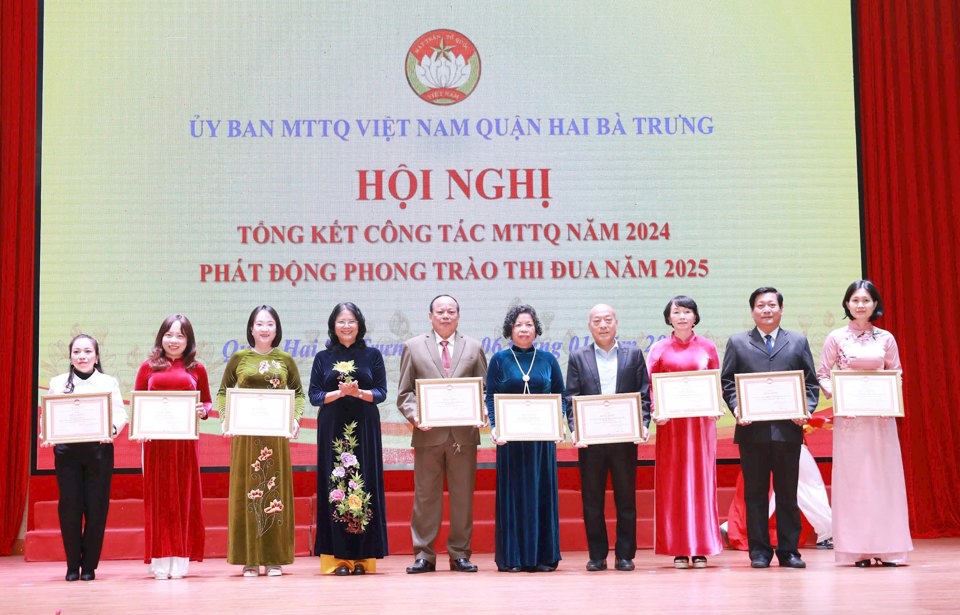 Ph&oacute; Chủ tịch Ủy ban Mặt trận Tổ quốc Việt Nam TP H&agrave; Nội Nguyễn Thị Kim Dung trao Bằng khen cho c&aacute;c tập thể, c&aacute; nh&acirc;n&nbsp;