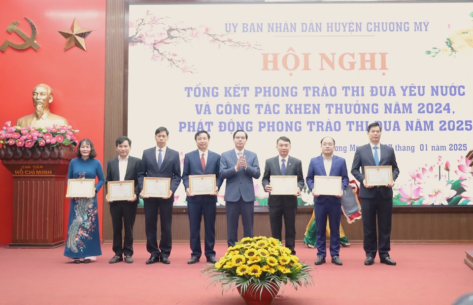 L&atilde;nh đạo c&aacute;c ban thuộc Huyện ủy Chương Mỹ được khen thưởng năm 2024.