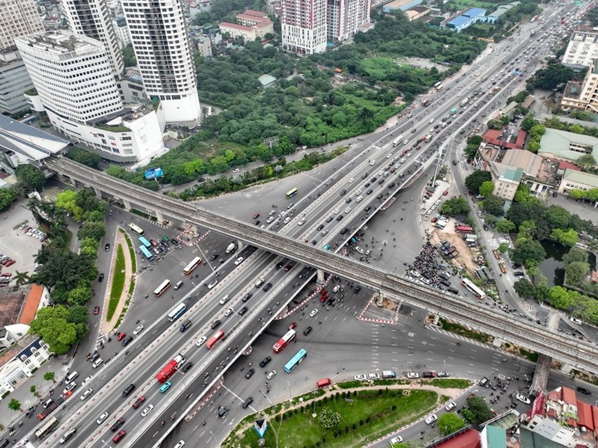 Sau khi th&ocirc;ng xe cầu vượt th&eacute;p Mai Dịch ng&agrave;y 6/5/2024, phương tiện lưu th&ocirc;ng tr&ocirc;i chảy qua n&uacute;t giao Mai Dịch.