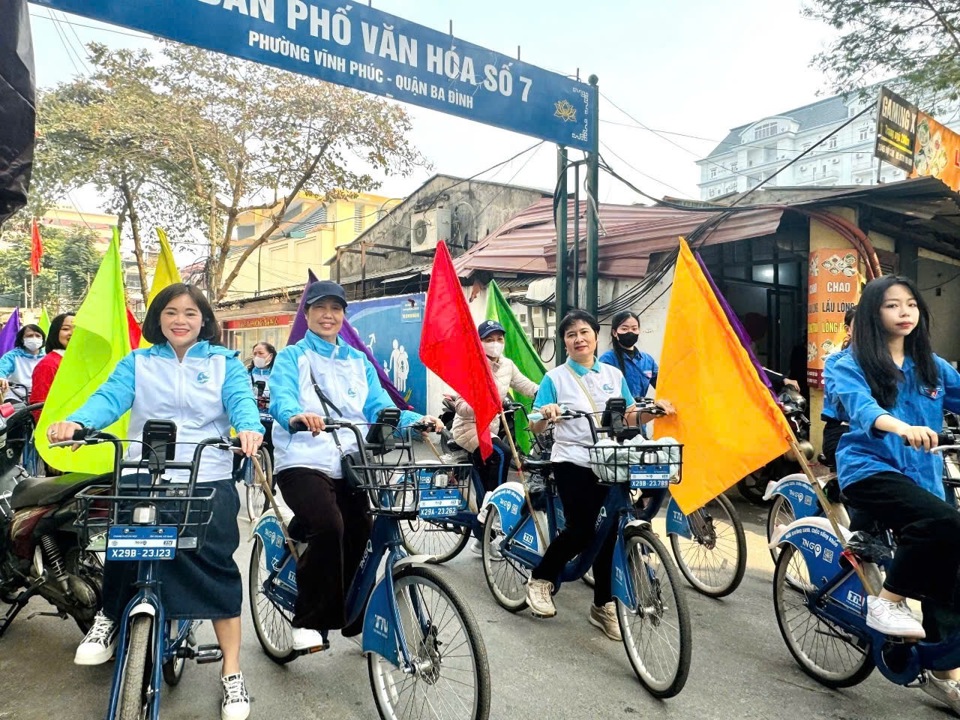 Tuy&ecirc;n truyền về phương thức đổi mới, n&acirc;ng cao chất lượng vệ sinh m&ocirc;i trường tại phường Vĩnh Ph&uacute;c (quận Ba Đ&igrave;nh).&nbsp;